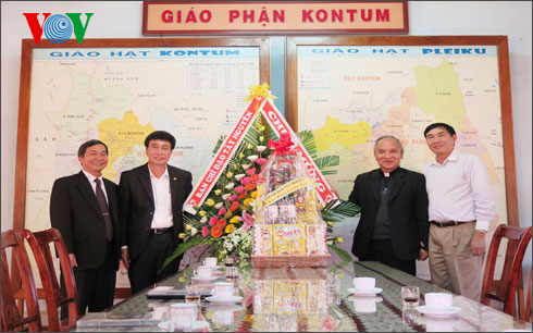 ผู้นำท้องถิ่นต่างๆอวยพรชมรมชาวคริสต์ในโอกาสคริสต์มาสปี 2014